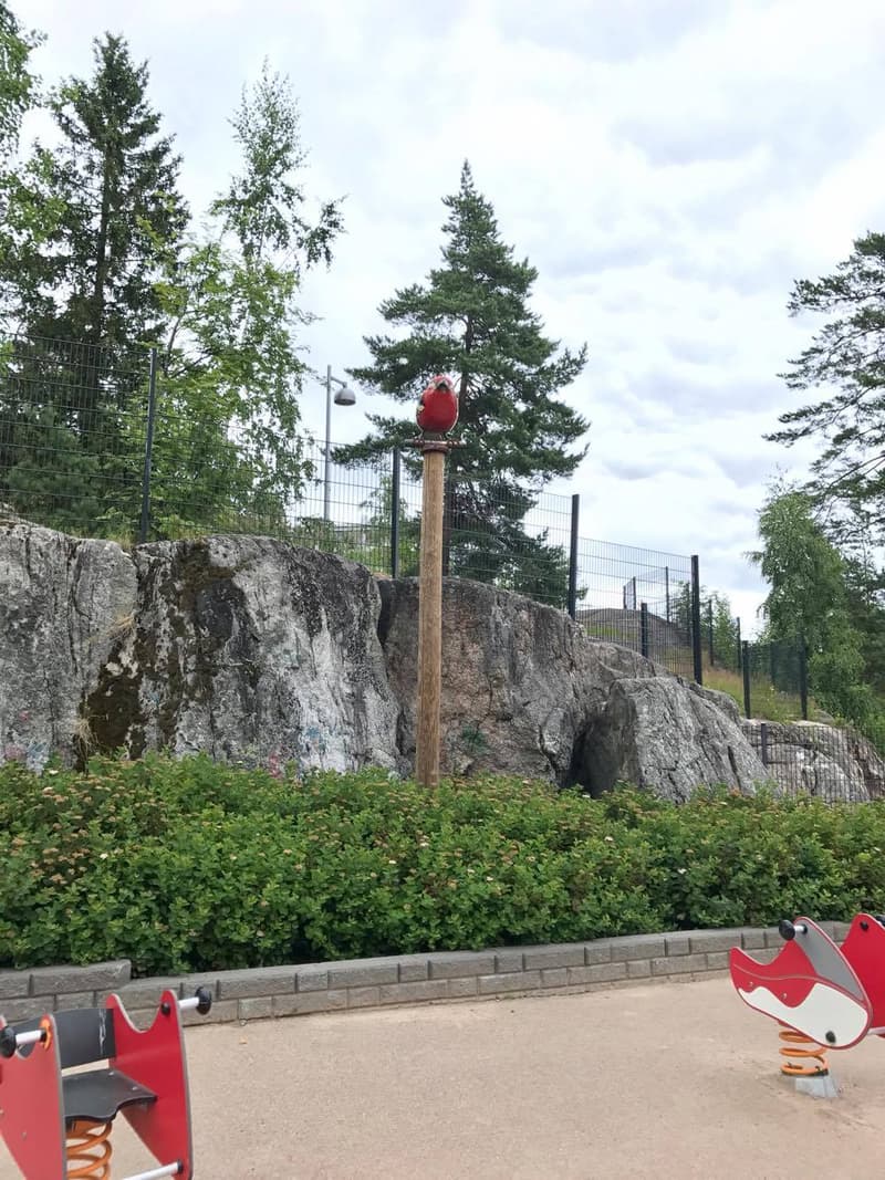Leikkipuisto Myllynsiiven pihaa reunustaa kallio.