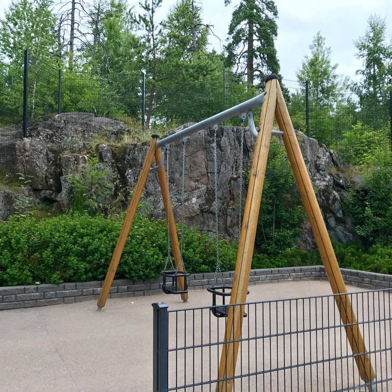 Kaksi vauvakeinua vierekkäin.