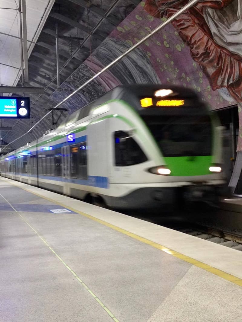 Kehärata vie junalla lentokentälle.