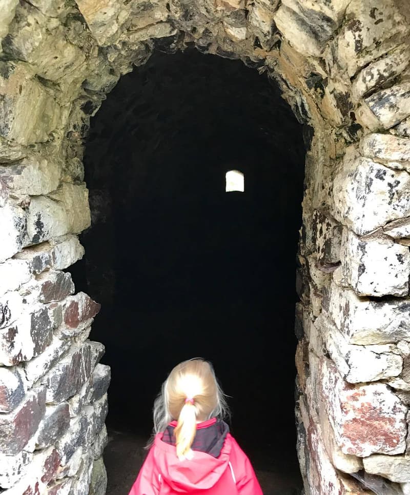 Suomenlinnan luolat kutsuvat seikkailemaan.