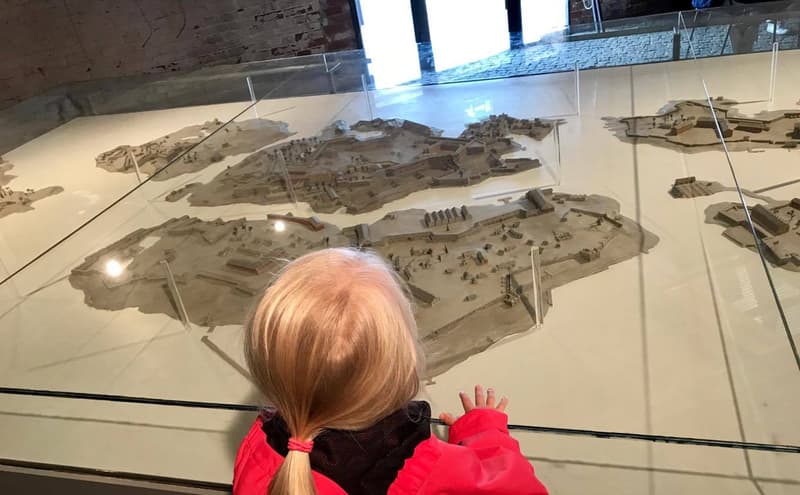 Suomenlinnakeskuksessa voi ihmetellä saaren pienoismallia.