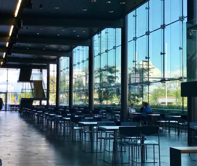 Musiikkitalon kahvilaan mahtuu mainiosti myös rattaiden kanssa.