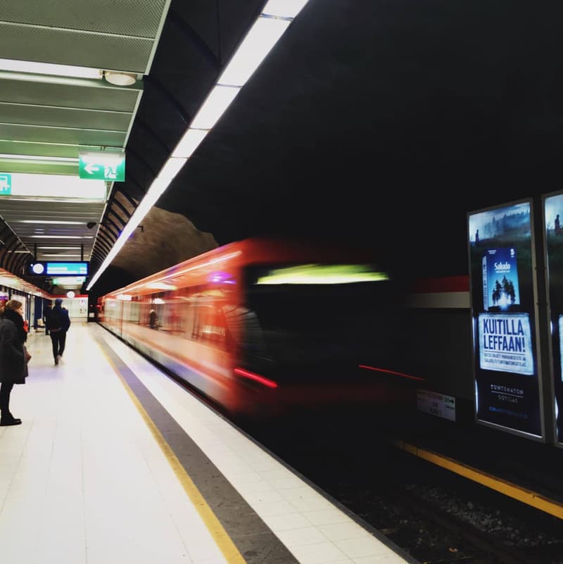 Pienten Helsingin Metrolla länteen! -sarjassa seikkaillaan Länsimetron uusien asemien kulmilla lasten ehdoilla.
