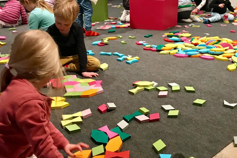 Helsingin kaupunginmuseossa pääsee leikkimään ja rakentelemaan&nbsp;Kari Delcosin Leikkiä laatoilla teoksella Helsinki-päivänä.