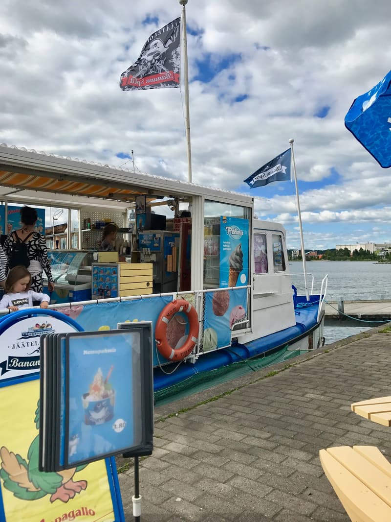 Jäätelölaiva Vesijärven rannalla Lahden satama-alueella kesällä 2017.