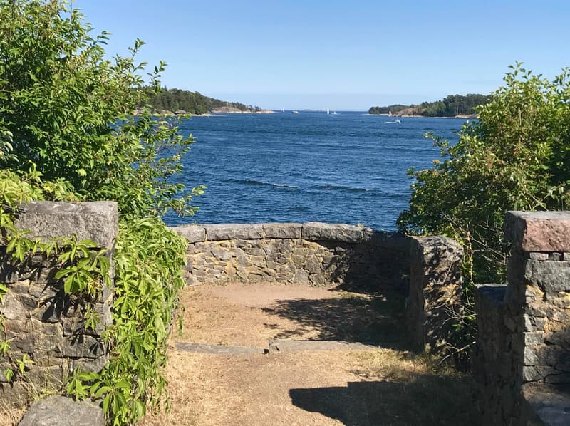 Lempipaikka Helsingissä: Puutarhan kiviparveke ja näköala Villinkiin ja Villingin salmeen.
