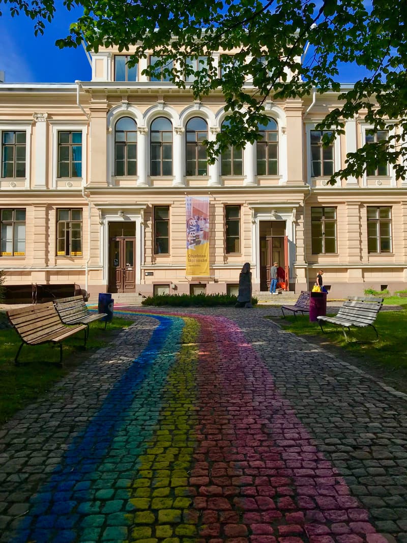 Annantalo löytyy Helsingin Kampista, Annankadulta. 