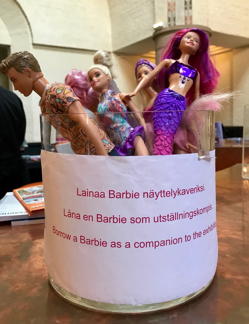 Näyttelykaverin voi lainata museon lipunmyynnissä.