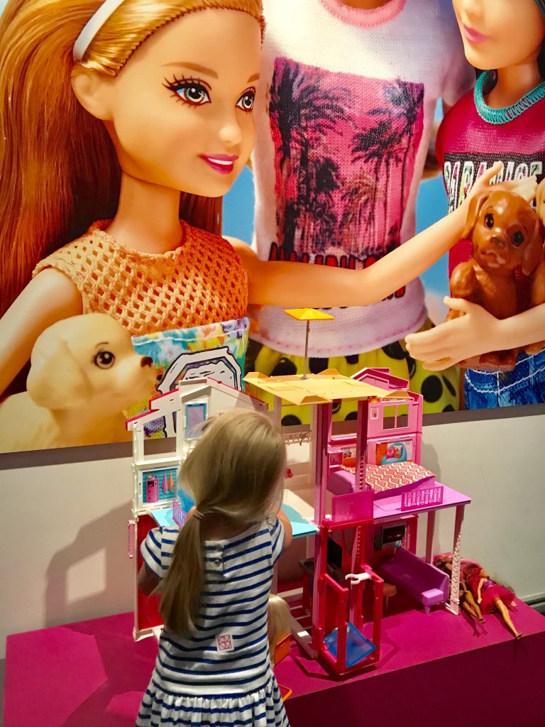 Museokaverin mielestä parasta näyttelyssä oli Barbie-talo, jolla sai leikkiä.